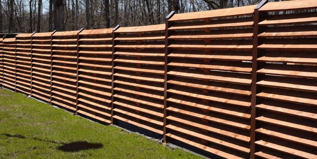 как сделать забор из деревянного штакетника