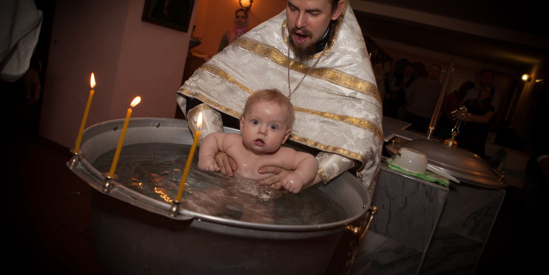 Когда и как крестить ребенка. Стоимость таинства крещения